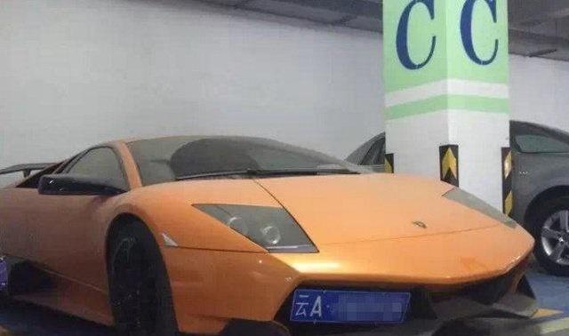 兰博基尼规规矩矩停在车位, 劳斯莱斯车主的做法却让人火冒三丈