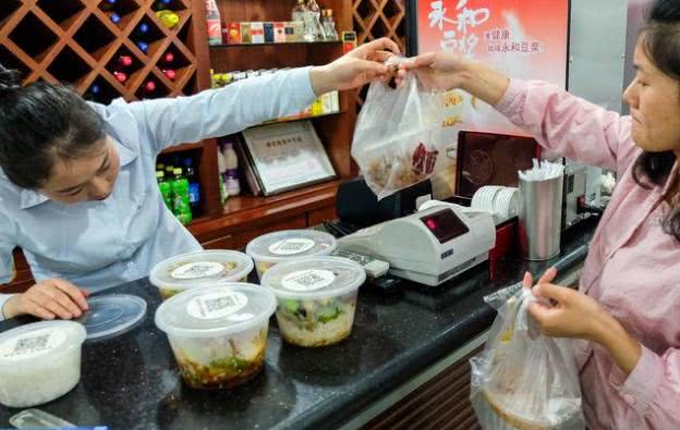 外卖小哥来不及送餐，还一次接5、6单？揭开真实原因，很心酸！