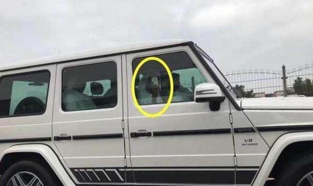 迪拜街头遇见1号车牌奔驰G63, 见到乘客后兴奋不已!