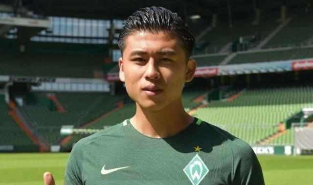 年轻球员国外踢球年薪8万,回国翻百倍,对比日