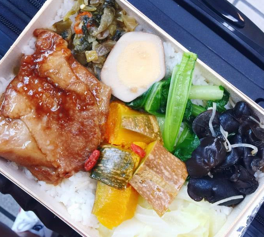 网友在台湾高铁上买了份盒饭,打开一看,还以为