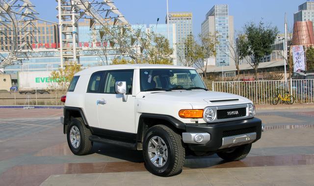 最个性和复古的越野车—2017款中东版丰田FJ酷路泽详解