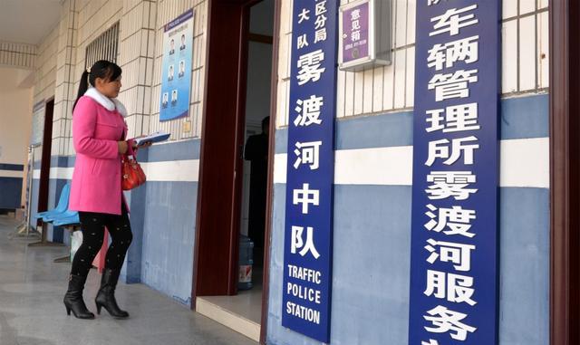 女子名下无缘无故多了46辆无法注销的摩托车