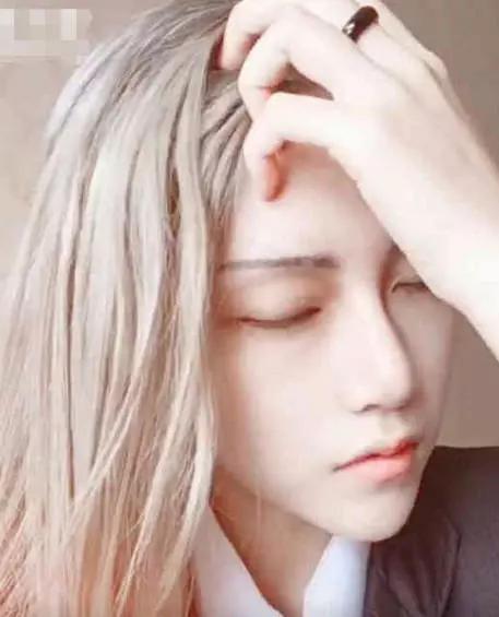 抖音又现女装大佬,撩头发闭眼,美艳动人,墨轩:我