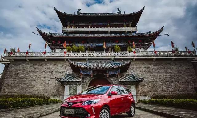 丰田旗下最便宜的车型，颜值堪比20万的凯美瑞，却比POLO还便宜