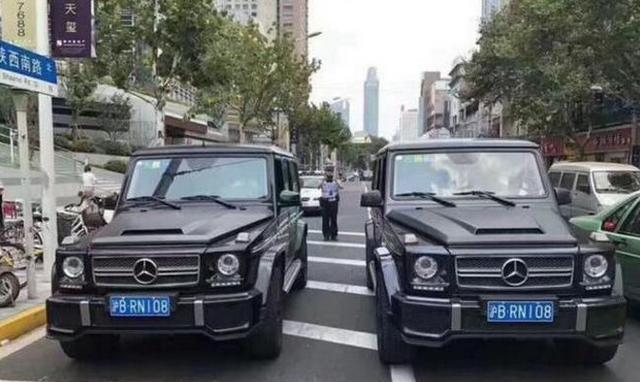 两辆奔驰G级停在路口, 定晴一看这300多万的豪车要打水漂了