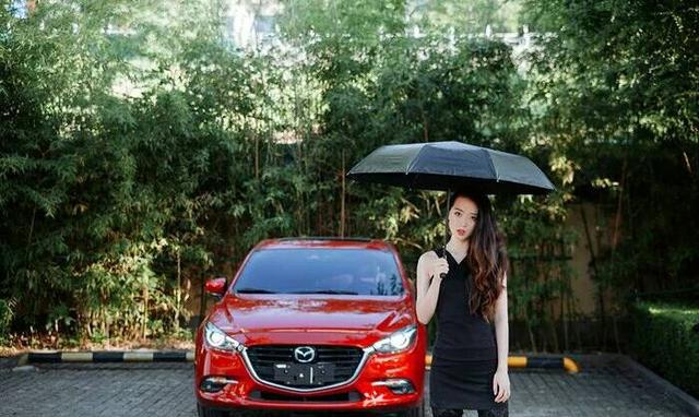 马自达红色 昂克赛拉美女模特