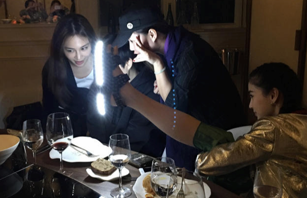 还有这种操作?江疏影单腿独立用枕头为自己打光!