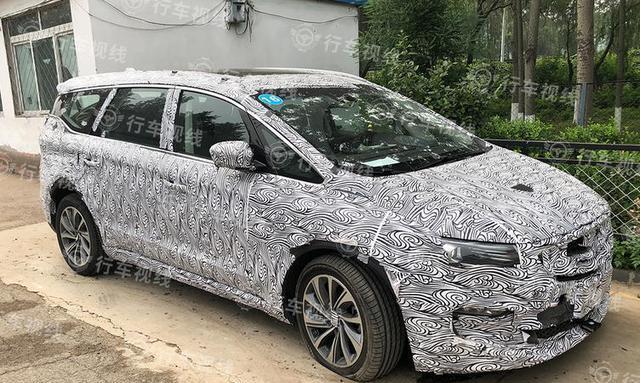 吉利首款MPV实车谍照，内饰全面曝光，配全景天窗，6座布局