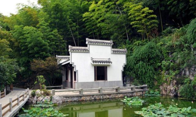 山脚下还仿建了南宋时期的石峡书院,   门前的大石狮子,白墙黛瓦的