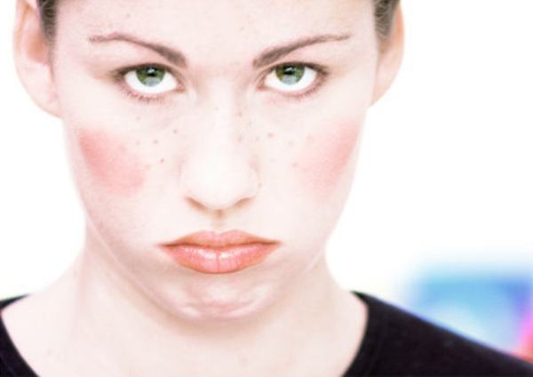 激素脸红肿瘙痒要怎么治疗,脸痒,皮肤发烫,粗糙