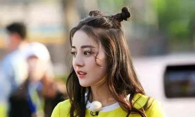 要说完美驾驭哪吒头的,还是自带异域风情的迪丽热巴和古力娜扎.