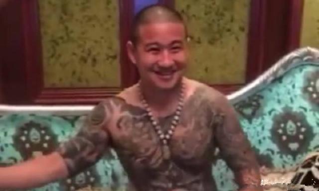 还原纹身男砍人不慎被反杀事件始末,孰是孰非