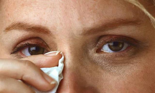 眼睛上长了一个小包,又红又肿,有点痒还有点