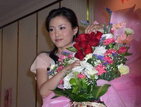 被遗忘歌手,7岁跳楼自杀,因一首歌豪赚千万,今