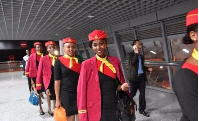 实拍非洲高铁美女乘务员,礼仪标准笑容迷人,美