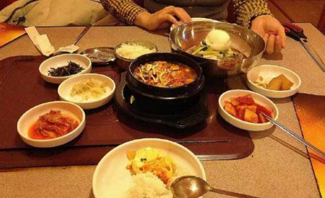 跟韩国男友订婚的表姐,在男方家住了1个月,回