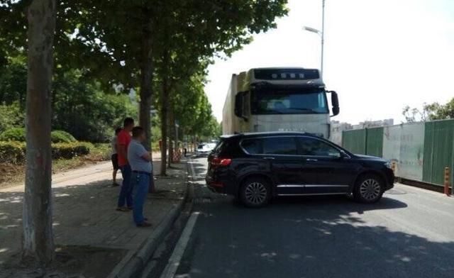 哈弗H6车主素质真差, 小道强行右侧加塞, 大货车差点教他做人