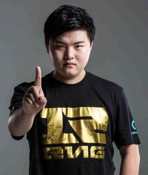 RNG吃鸡战队带女主播遭遇95名水友狙击!水友