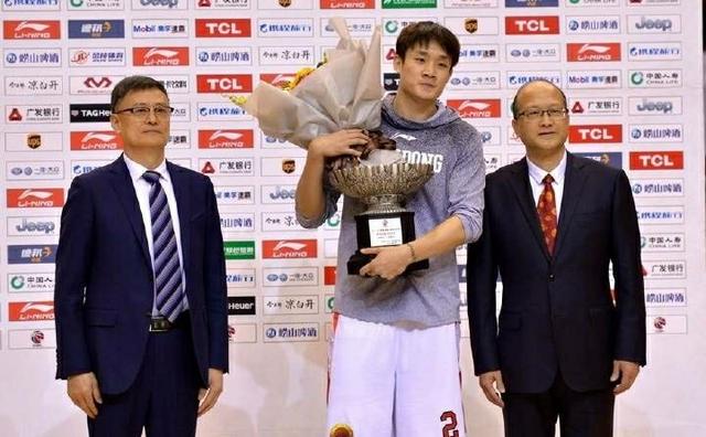 CBA的MVP奖杯竟是果盘粘上底座?做工粗糙新