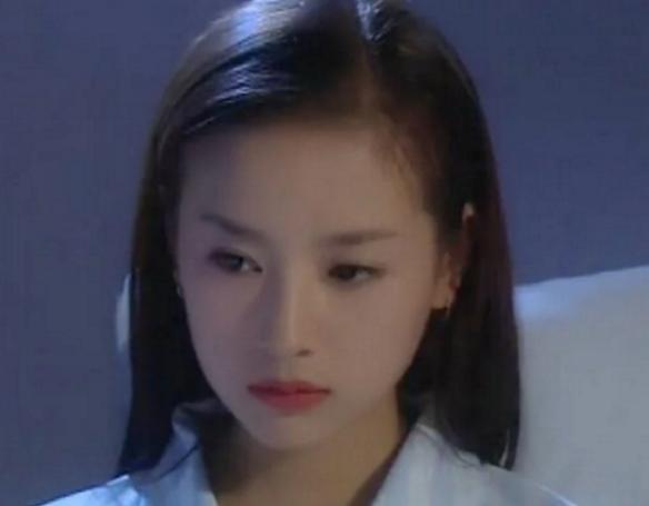 看了董洁年轻时的照片就知道潘粤明至今都没对她落井下石的原因!