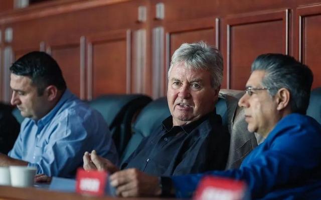 央视看衰希丁克!嘉宾说出中国足球实话,羡慕国