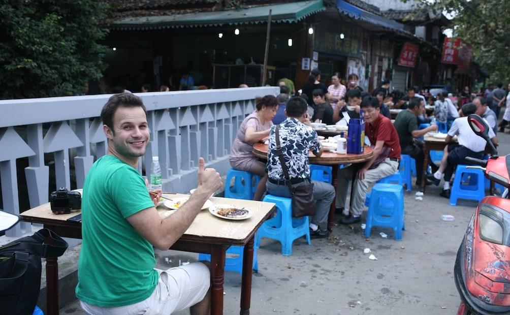 那个扬言要三年内吃遍中国的外国人怎么样了?