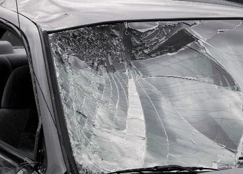 为啥挡风玻璃被砸，保险公司不赔偿！交警：因为你说了个“是”字