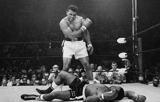 他曾经无收入让女友养活八年, 如今已功成名就、坐拥豪车无数!