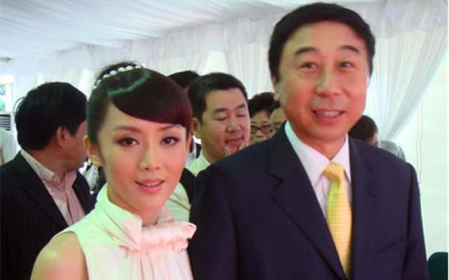 冯巩隐瞒30年老婆终于曝光,孩子长相却一言难尽,网友