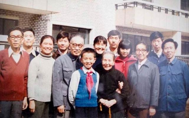 她被称为“文坛祖母”，墓碑却被嫡孙涂漆：教子无方，枉为人表