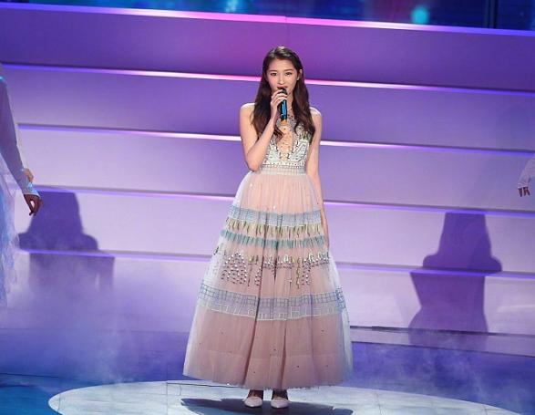 关晓彤公鸭嗓,长得一副尖酸刻薄的样子,实在喜