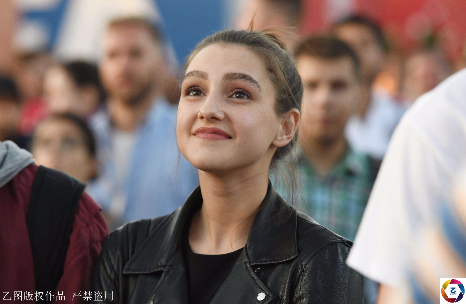 他抛下媳妇去俄罗斯,除了追C罗和内马尔,还要追几个俄罗斯女孩