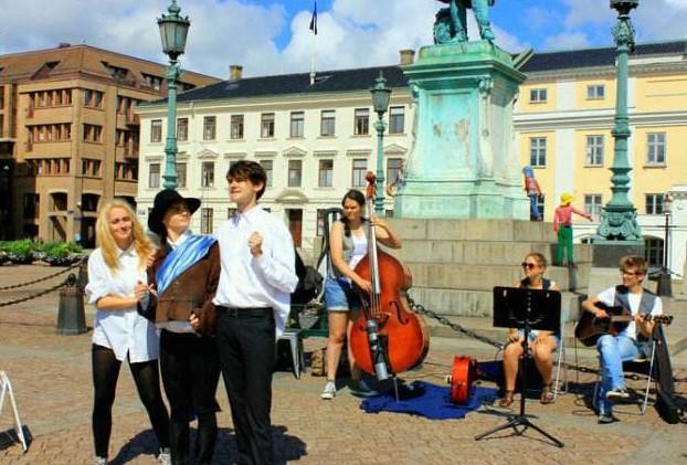 我们有点过分了,警方粗暴对待中国游客后,瑞