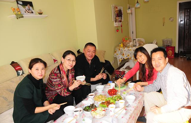 结婚时,弟弟悄悄给姐姐三万块钱,三年后妻子想