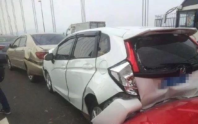 300万法拉利追尾8万本田飞度，女司机：这回该怎么给干爹交代啊！