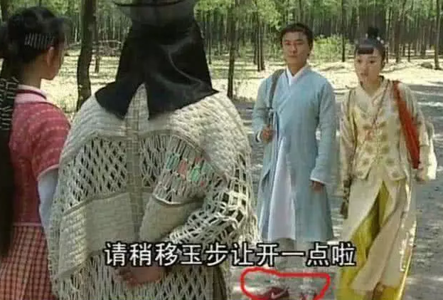 影视剧中尴尬穿帮镜头，西游记中的电线杆，亮剑中的矿泉水