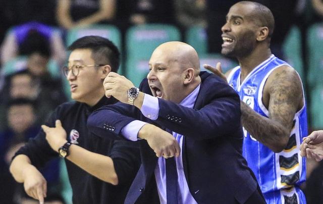 CBA公司判定哈德森二次运球违例,三名裁判应