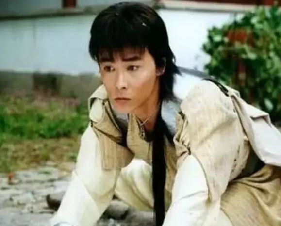 15年前一部神剧，男主沦为三线，女主和男三结婚，而她被骗千万