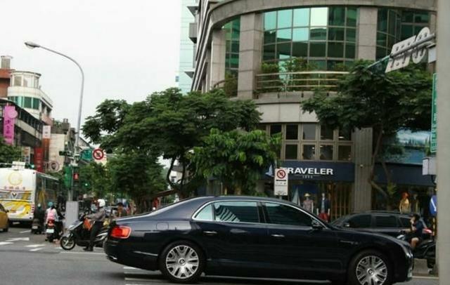 还记得那个歌手王杰吗？现在依然开豪车住豪宅！