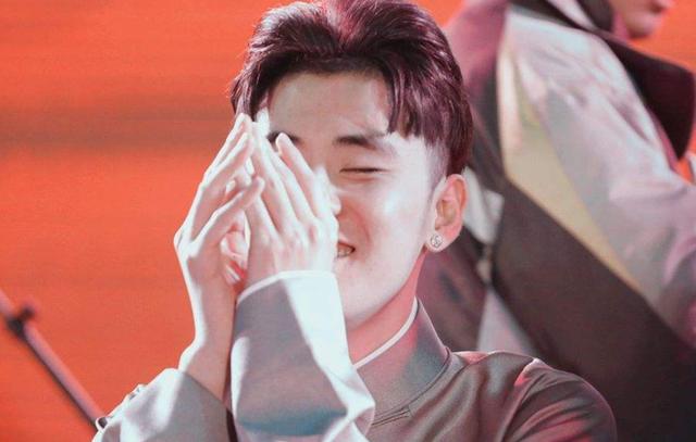 “带荧光棒听相声”惹争议,张云雷粉丝1句话回怼被赞:真懂事!