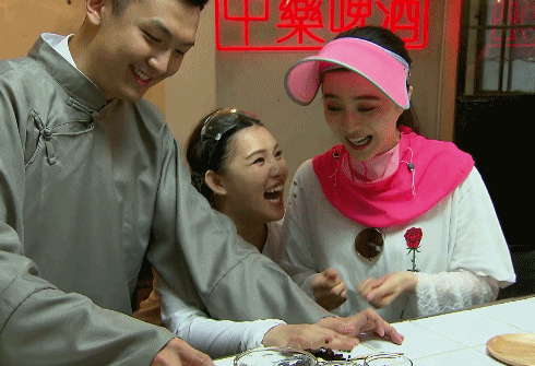 还有这种操作？江疏影单腿独立用枕头为自己打光！