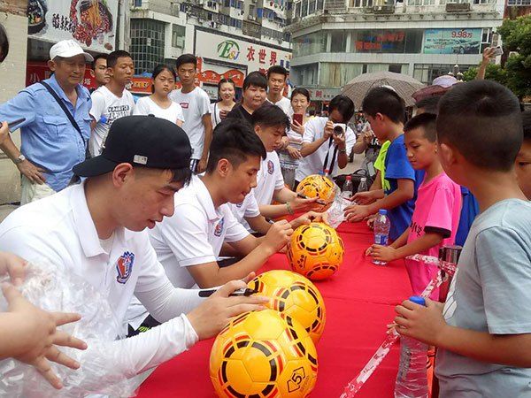 联盛超市携手江西联盛国贸足球队开展足球健儿