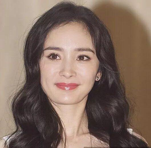 杨幂身穿白裙现身,少女感十足,然而看到未修图一秒