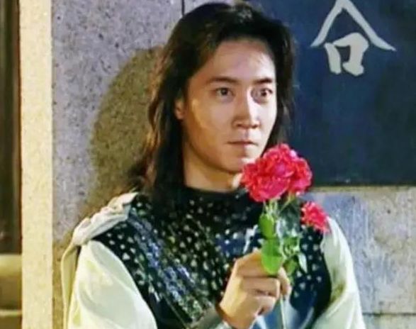 15年前一部神剧，男主沦为三线，女主和男三结婚，而她被骗千万