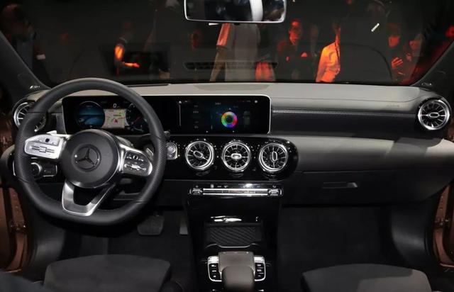 车展首日:奔驰A级三厢长轴距轿车亮相国际车展