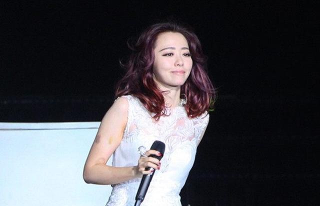 张靓颖北京演唱会现场泪崩，并向粉丝哭诉我没有公主命