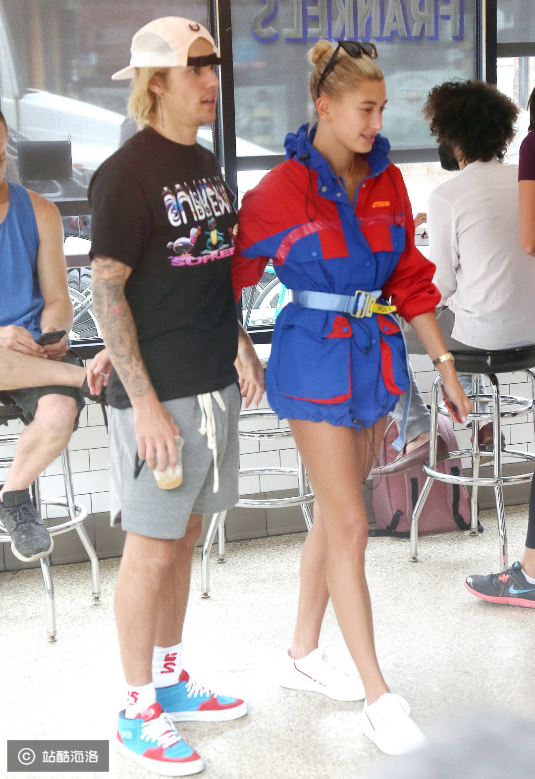 比伯与海莉复合一个月闪电订婚 浪子回头成最佳男友心疼傻脸娜