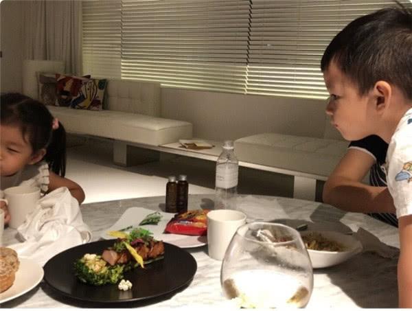 汪小菲带女儿去海边玩 穿白裙的小玥儿越来越像大s了