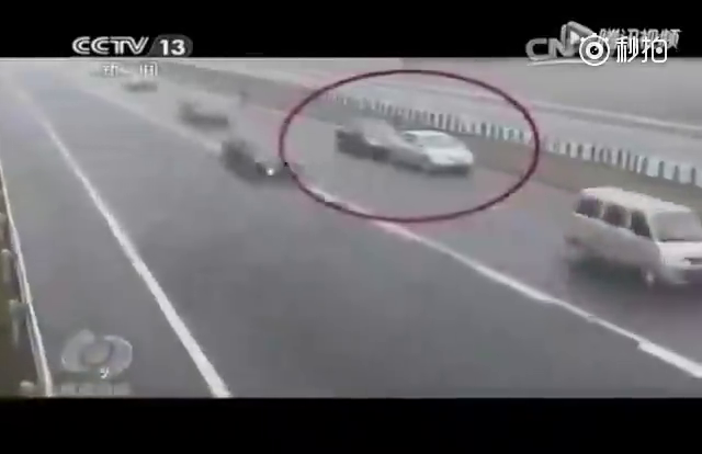 交通安全警示录---祸不单行！高速路上，二次事故危害大